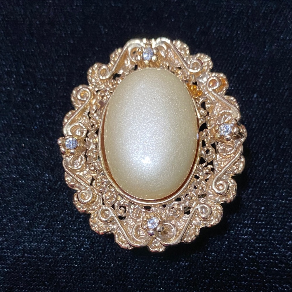 Elegant vintage Gold and Cream scarf ring clip brooch